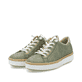 Grüne Rieker Damen Slipper M2952-52 mit Gummizug sowie gepolsterter Einlegesohle. Schuhpaar seitlich schräg.