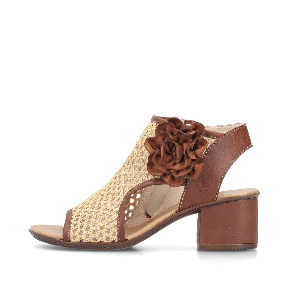 Braune Rieker Damen Sandaletten 64694-24 mit dekorativer Blume. Schuh Außenseite.