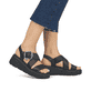 Schwarze Rieker Keilsandaletten W1550-00 mit flexibler und ultra leichter Sohle. Schuh am Fuß.