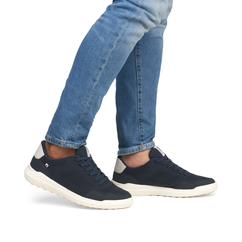 Blaue Rieker Herren Sneaker Low U1104-14 mit einer Schnürung. Schuh am Fuß.