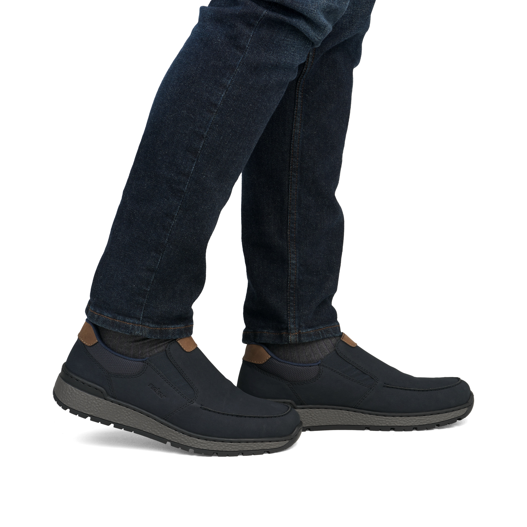 Dunkelblaue Rieker Herren Slipper B9062-15 mit einer schockabsorbierenden Sohle. Schuh am Fuß