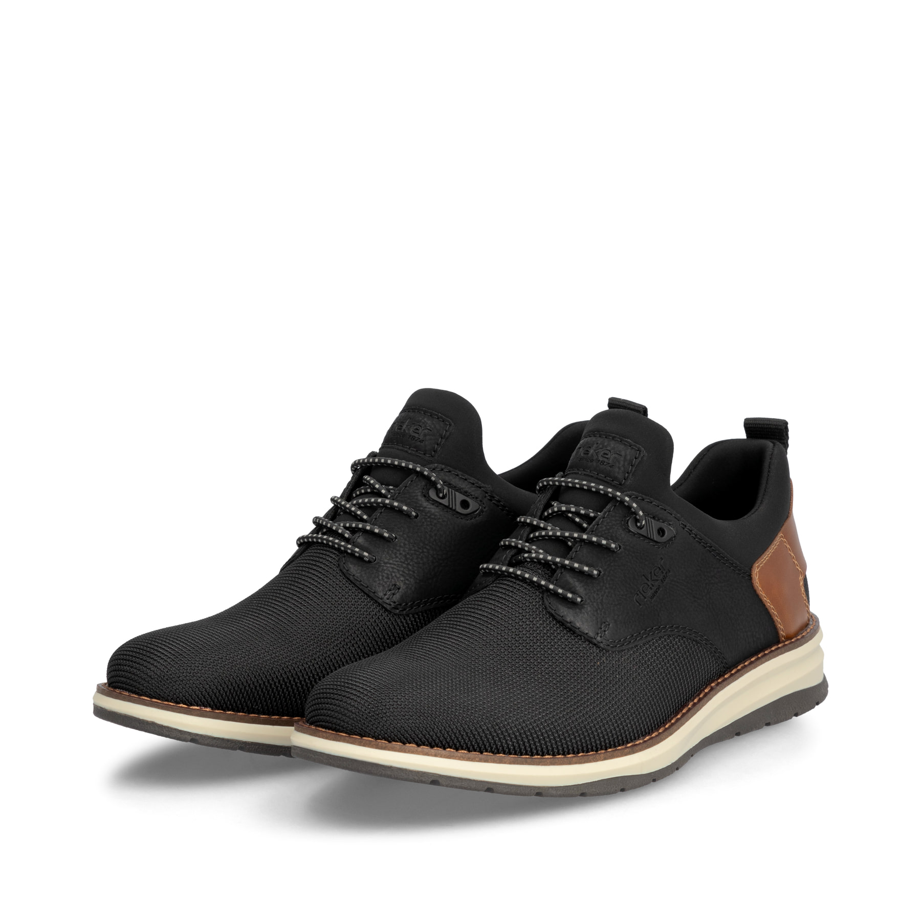 Urbanschwarze Rieker Herren Slipper 14750-00 mit Gummischnürung. Schuhpaar seitlich schräg.