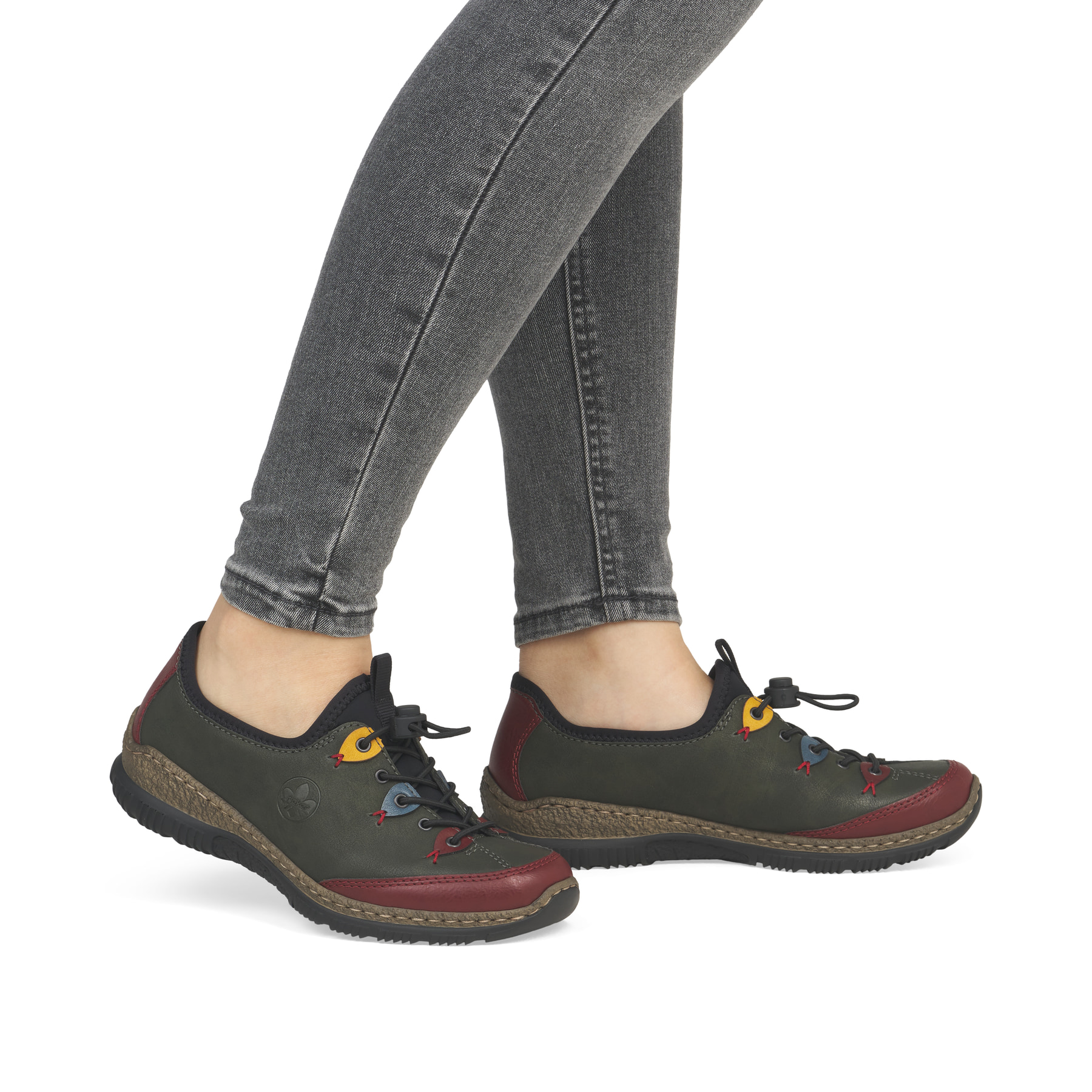 Dunkelgrüne Rieker Damen Slipper N3271-54 mit farbenfrohen Details. Schuh am Fuß.