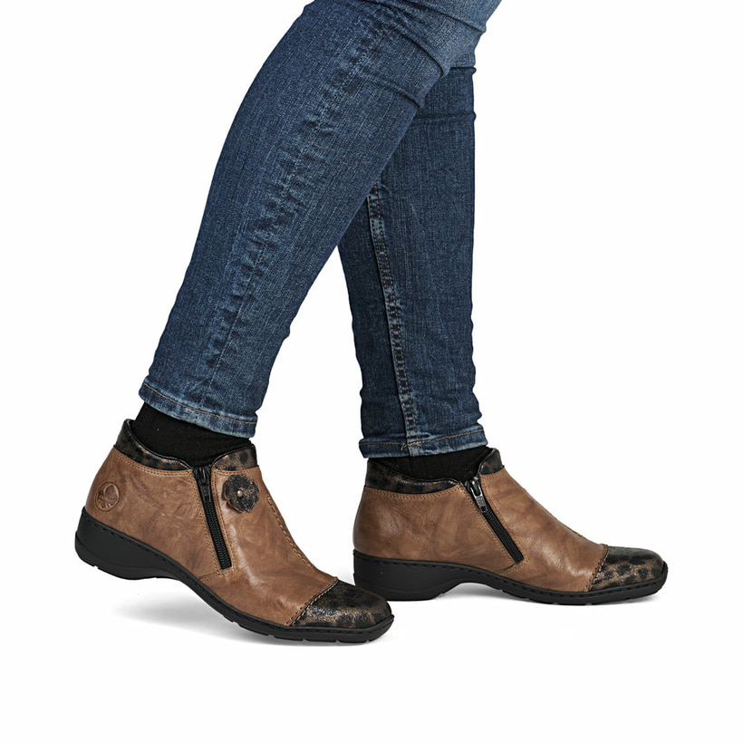Braune Rieker Damen Kurzstiefel 58388-22 aus Glattleder mit Leo-Print. Schuh am Fuß.