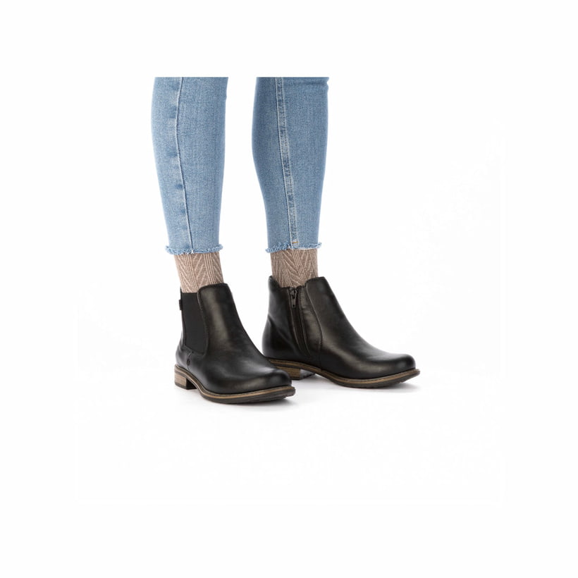 Schwarze Rieker Damen Chelsea Boots 74854-00 mit einem Reißverschluss. Schuh am Fuß.