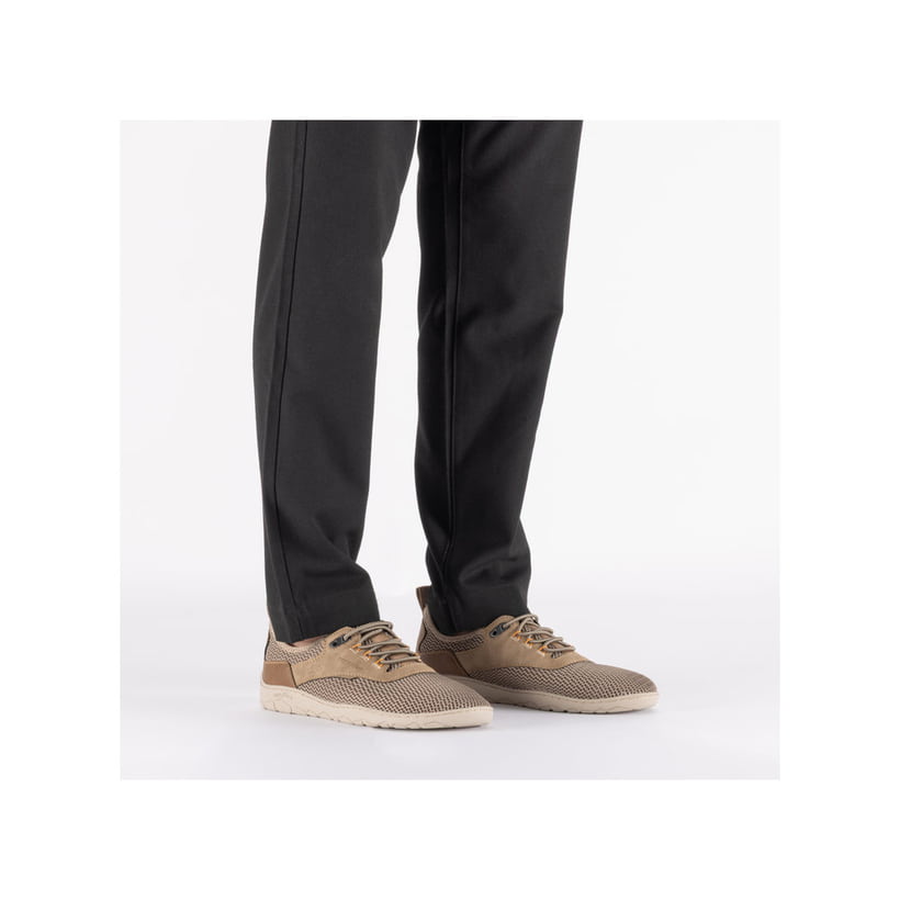 Beige Rieker Herren Slipper 08365-64, Barfußschuhe mit einem Gummizug. Schuh am Fuß.