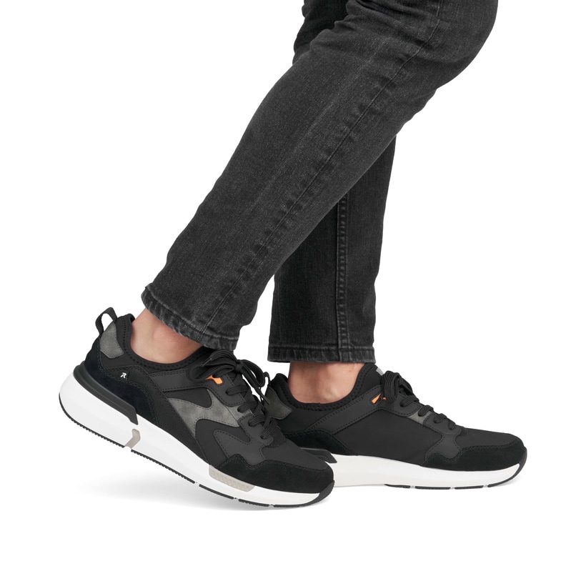 Schwarze Rieker Herren Slipper U1403-00 mit einem Gummizug sowie flexibler Sohle. Schuh am Fuß.