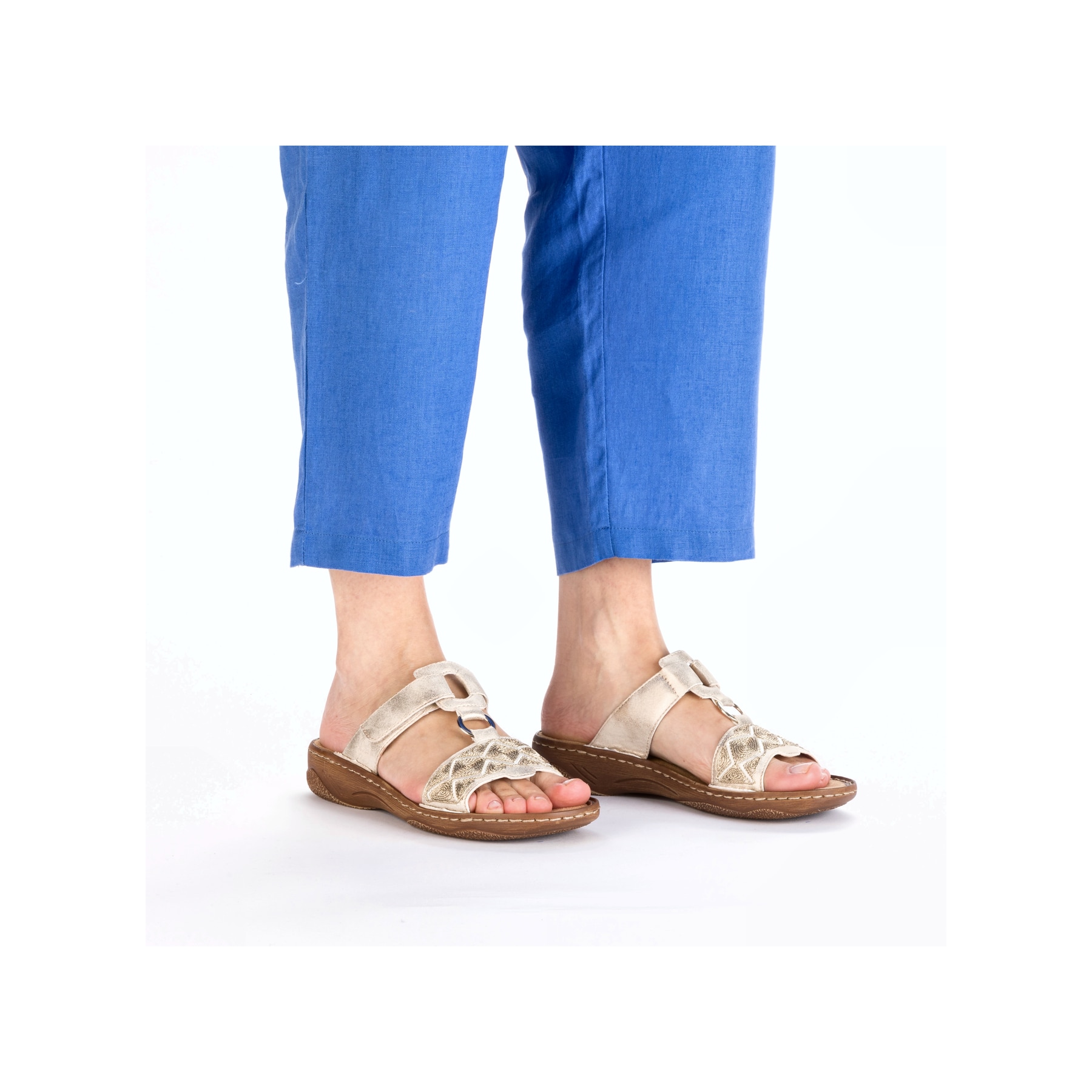 Beige Rieker Damen Pantoletten V2864-60 mit Schmuckelementen. Schuh am Fuß.