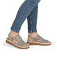 Khakifarbene Rieker Keilsandaletten 62741-52 mit Gummizug sowie der Extraweite H. Schuh am Fuß.