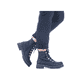 
Tiefschwarze Rieker Damen Biker Boots Y2422-00 mit einer robusten Profilsohle. Schuh am Fuß