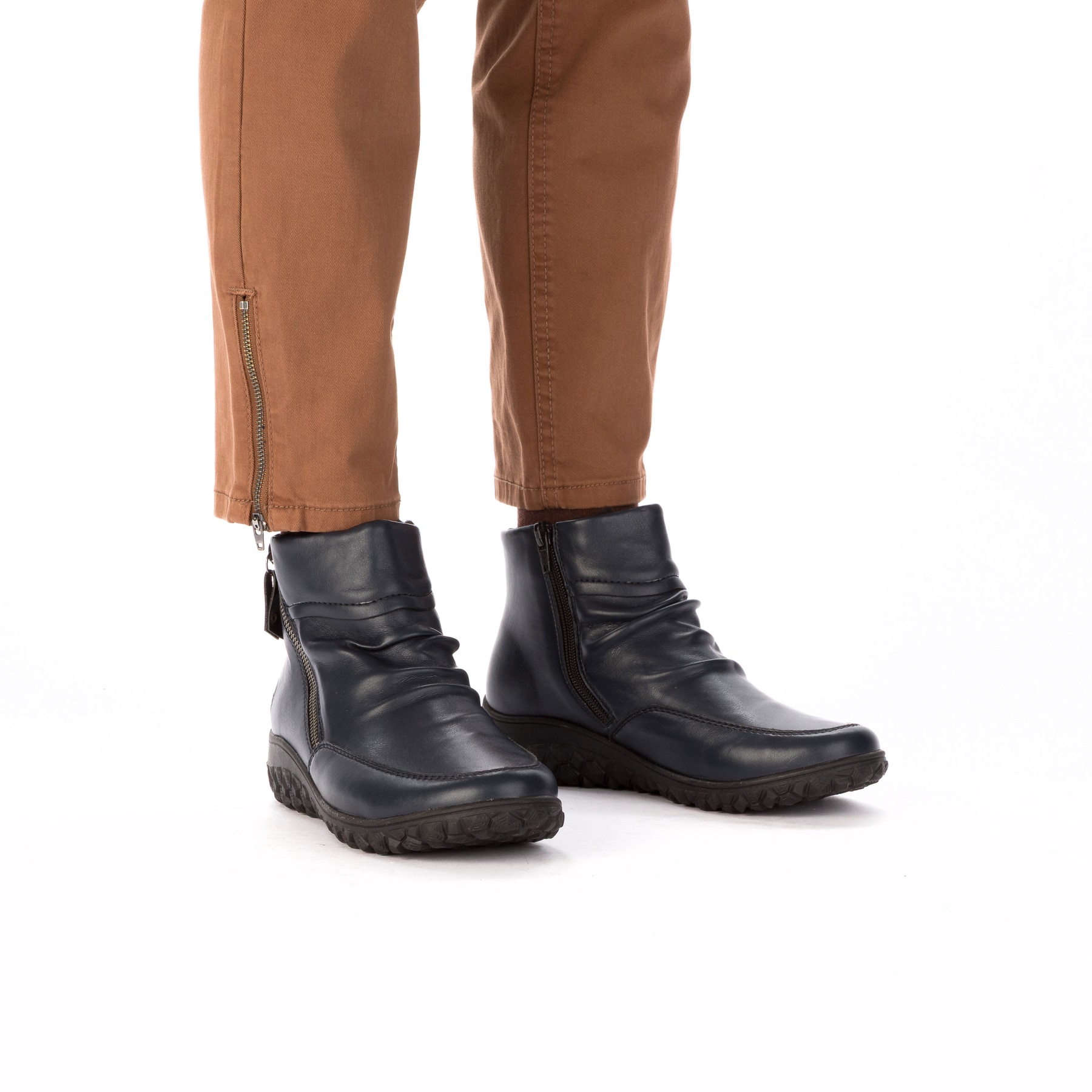 Blaue Rieker Damen Kurzstiefel 59585-14 mit Reißverschluss sowie Extraweite H. Schuh am Fuß.