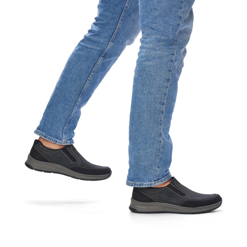 Mocassins Rieker gris pour hommes 14362-00 avec bande élastique. Chaussure au pied.
