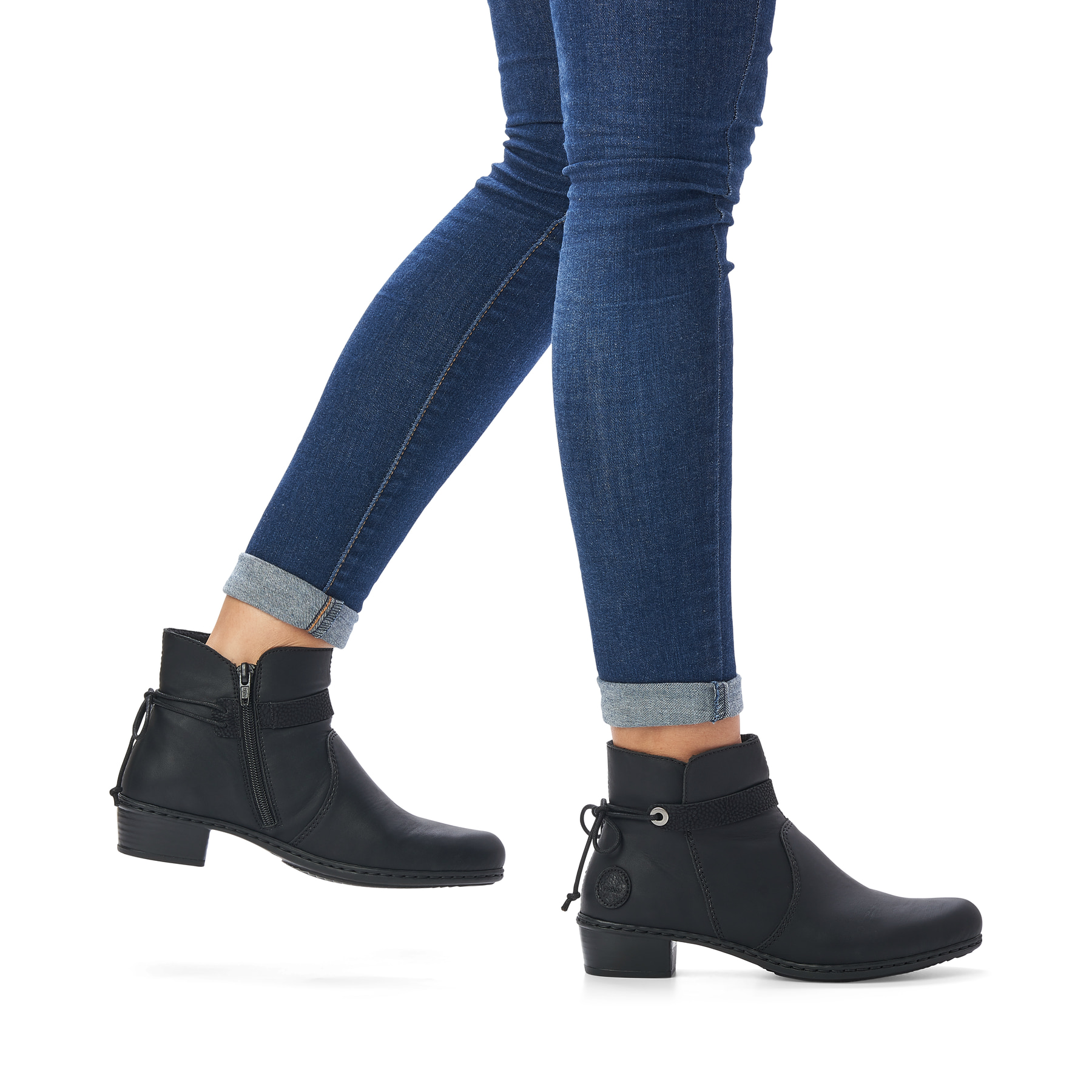 Tiefschwarze Rieker Damen Stiefeletten Y0782-01 mit Reißverschluss sowie Blockabsatz. Schuh am Fuß