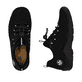 Schwarze Rieker Damen Slipper L0550-01 mit einem Gummizug. Schuh von oben, liegend.
