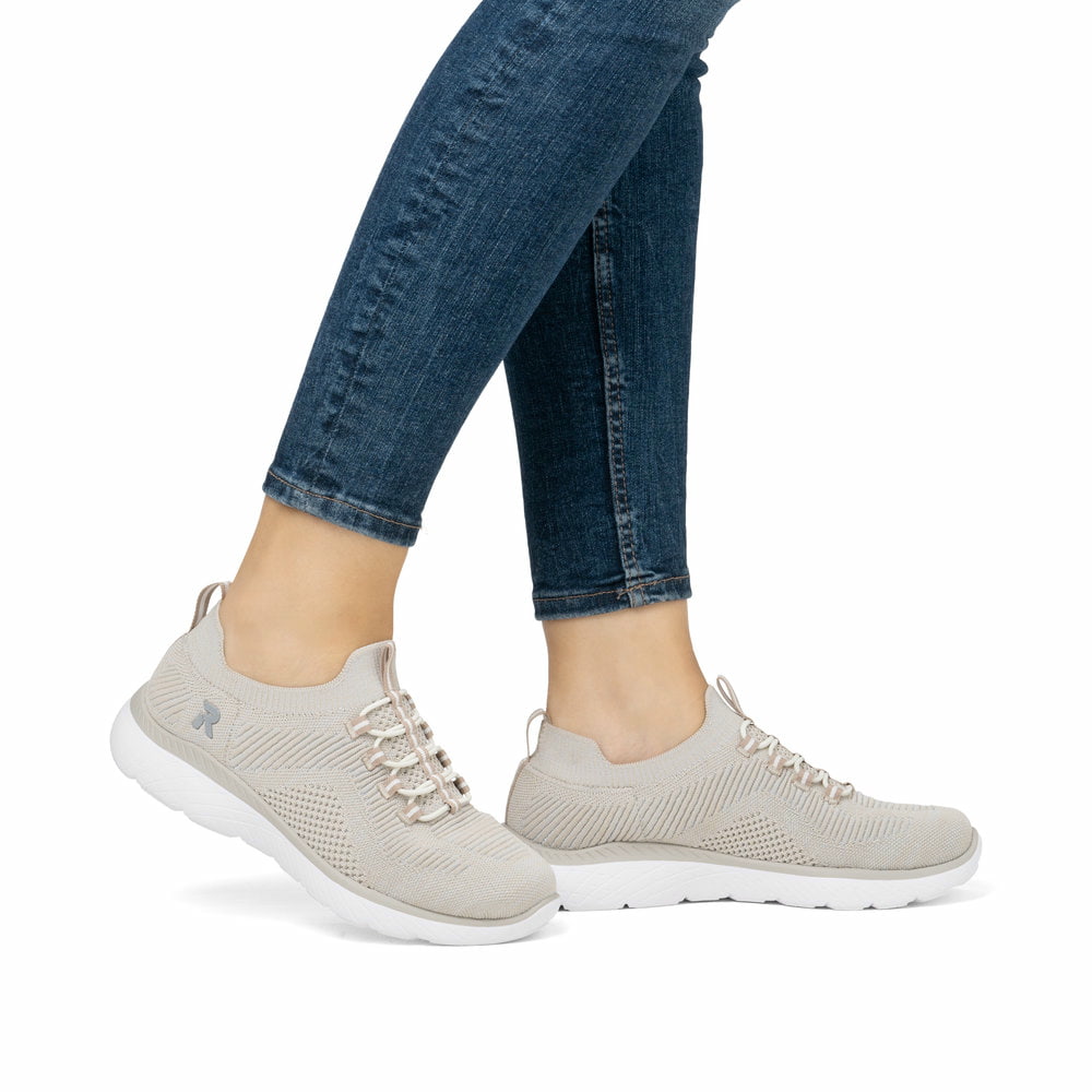 Beige vegane Rieker Damen Slipper M5074-64 mit Gummizug sowie flexibler Sohle. Schuh am Fuß.