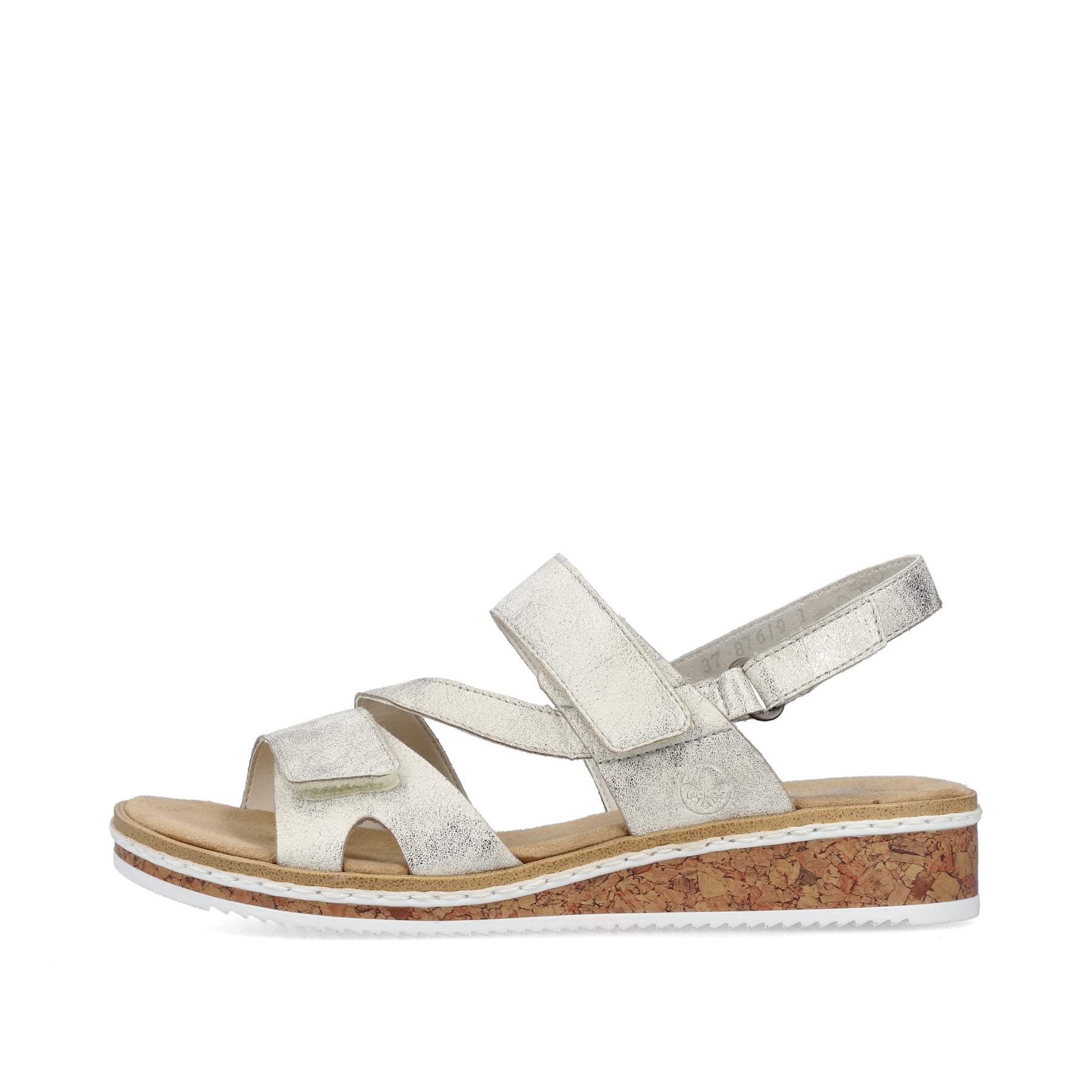 Silberne Rieker Keilsandaletten V3666-60 mit einem Klettverschluss. Schuh Außenseite.