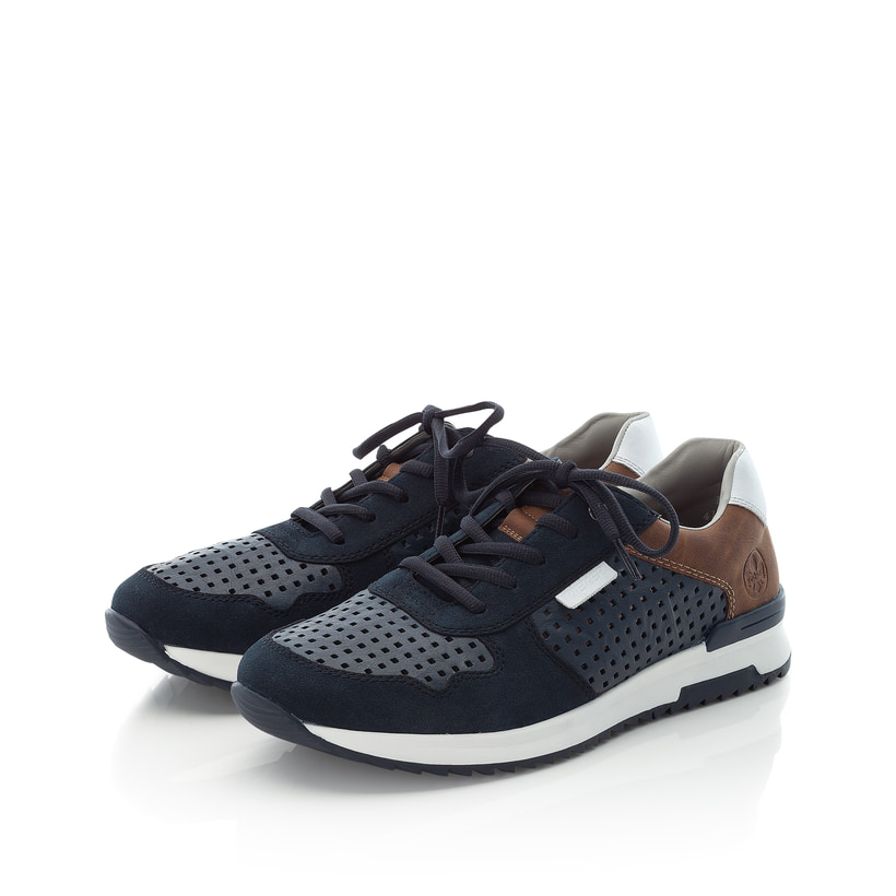 Blaue Rieker Herren Sneaker Low 16106-15 mit Schnürung sowie Löcheroptik. Schuhpaar seitlich schräg.
