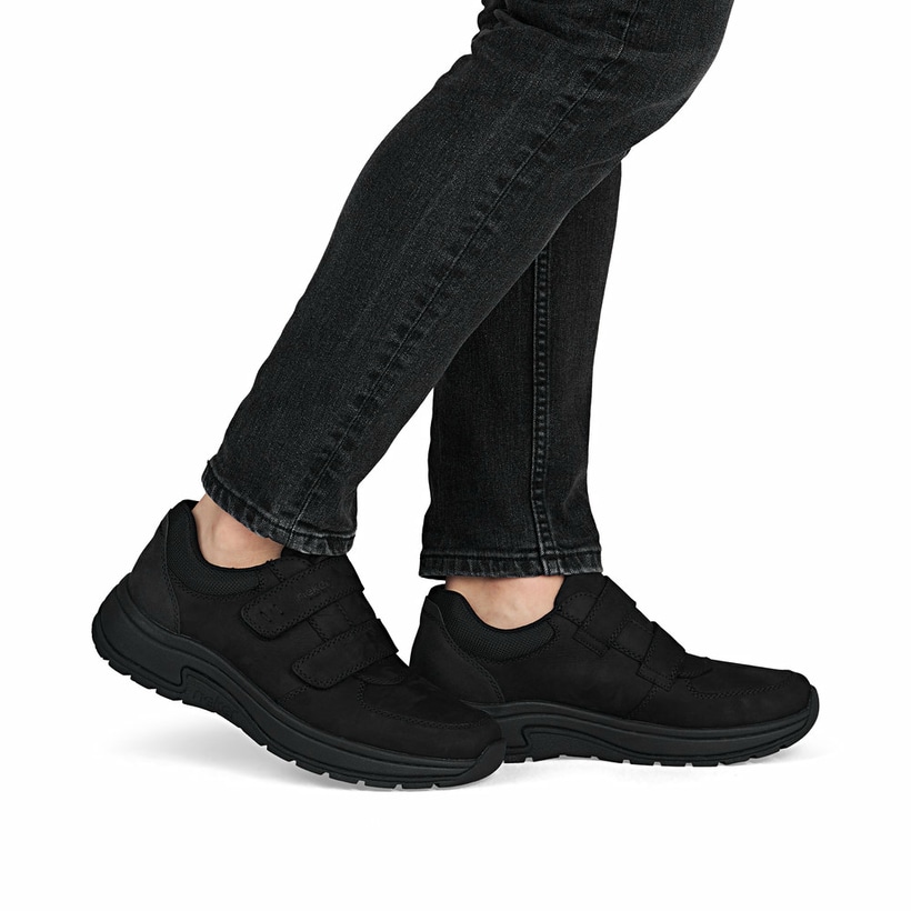 Schwarze Rieker Herren Slipper 11051-00 aus Rauleder mit einem Klettverschluss. Schuh am Fuß.