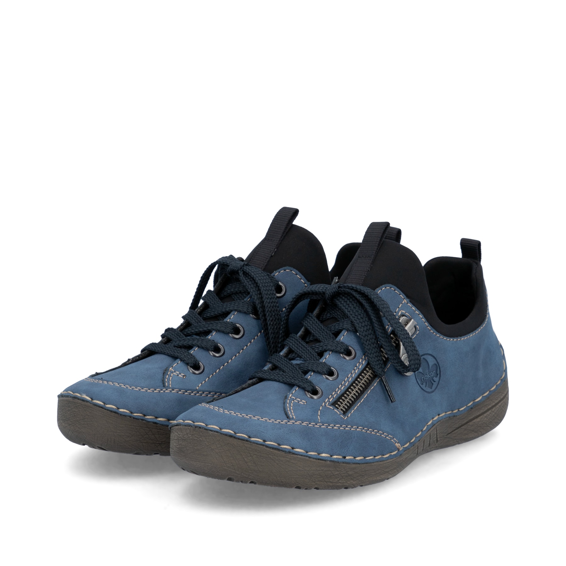 Ozeanblaue Rieker Damen Slipper 52573-14 mit Elastikeinsatz sowie einer leichten Sohle. Schuhpaar schräg.