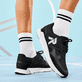 Schwarze Rieker Damen Sneaker Low M9000-00 mit einer Gummischnürung. Schuh am Model.