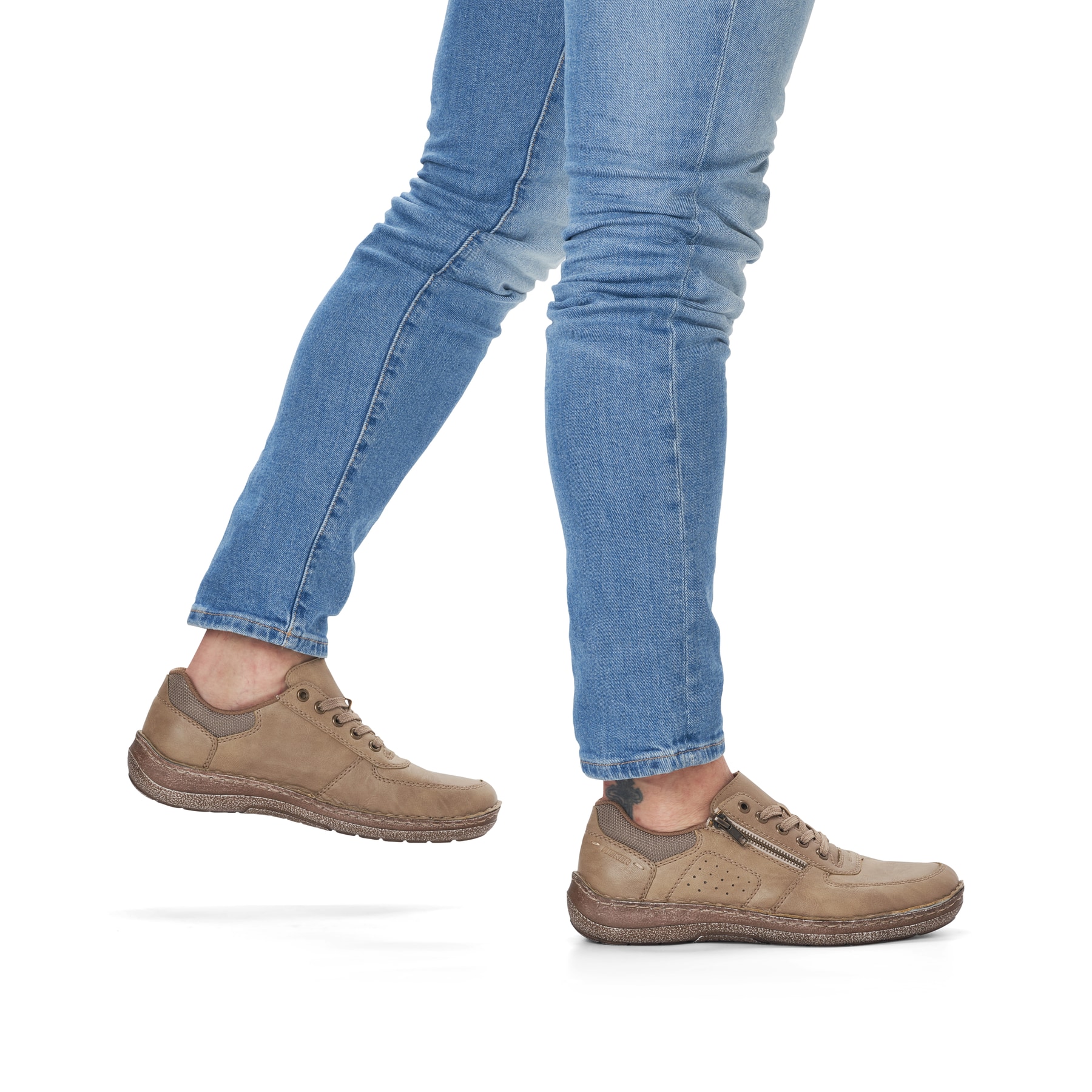 Beige Rieker Herren Schnürschuhe 03010-64 mit Reißverschluss sowie Extraweite H. Schuh am Fuß.