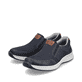 Blaue Rieker Herren Slipper 14363-14 mit einem Gummizug sowie der Extraweite H. Schuhpaar seitlich schräg.