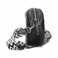 Rieker Handtasche H1500-00 in Schwarz mit Steppoptik in Rautenmuster und Reißverschluss. Rechtsseitig.