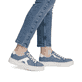 Blaue Rieker Damen Sneaker Low N9920-14 mit einem Reißverschluss. Schuh am Fuß.