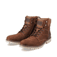 
Nougatbraune Rieker Herren Schnürstiefel F3613-22 mit einer robusten Profilsohle. Schuhpaar schräg.