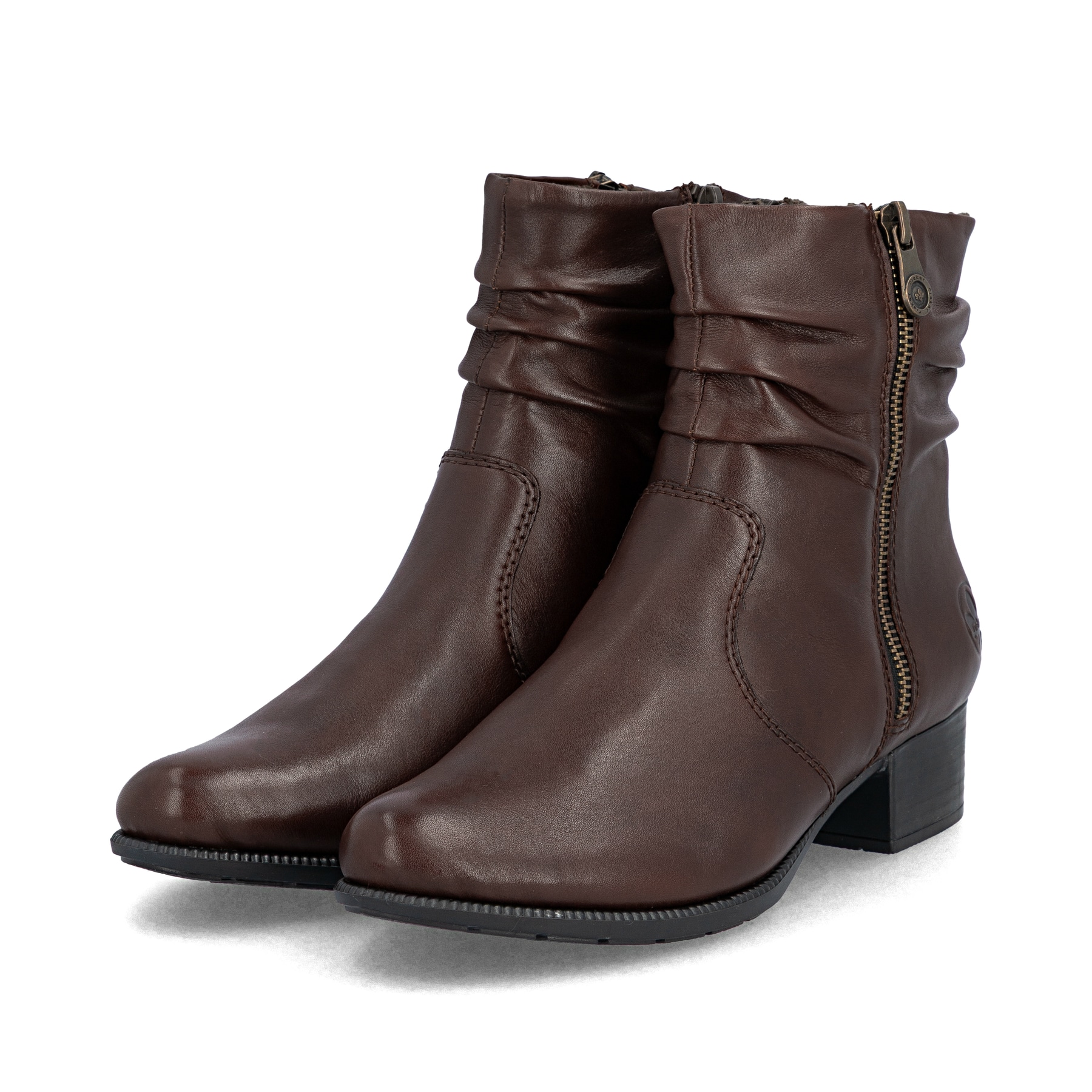 Braune Rieker Damen Stiefeletten 78656-27 aus Glattleder mit Reißverschluss. Schuhpaar seitlich schräg.