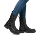 
Tiefschwarze Rieker Damen Kurzstiefel Z9172-00 mit einer robusten Profilsohle. Schuh seitlich schräg