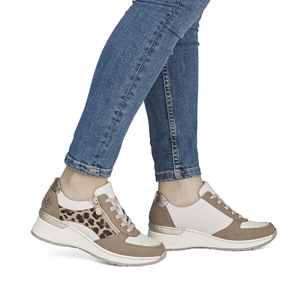 Beige Rieker Damen Schnürschuhe N4308-64 mit angesagtem Animal-Print. Schuh am Fuß.