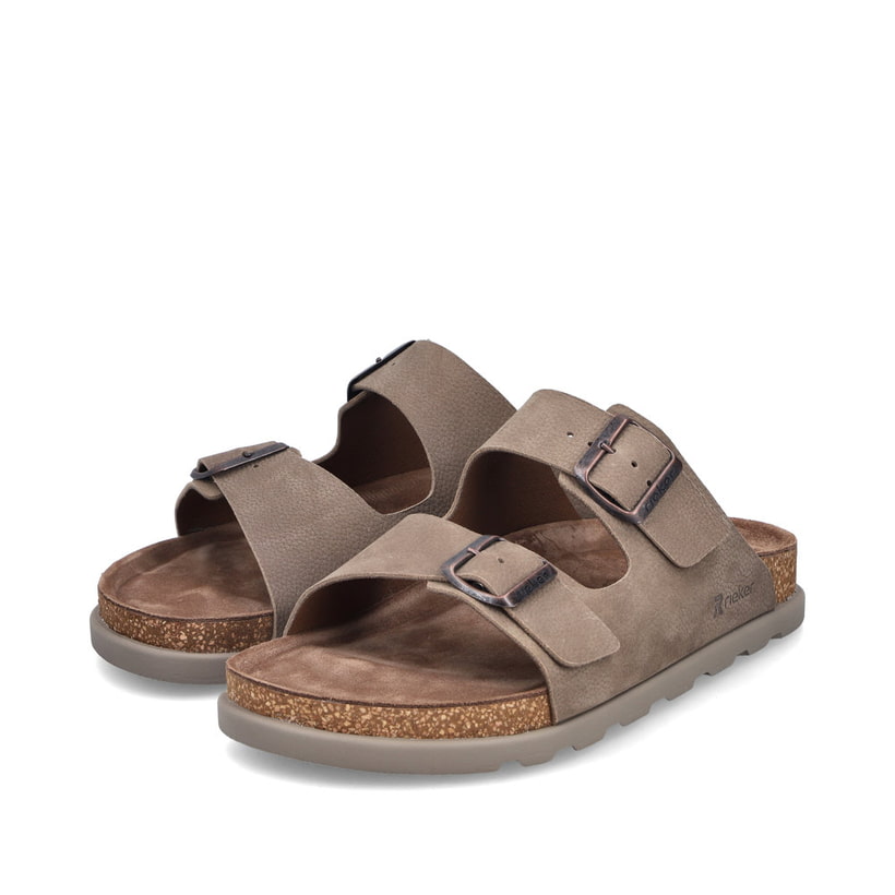 Beige Rieker Herren Pantoletten 21190-64 aus Glattleder mit Schnallen. Schuhpaar seitlich schräg.