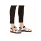 Weiße Rieker Damen Trekkingsandalen 68851-80 mit einem Klettverschluss. Schuh am Fuß.