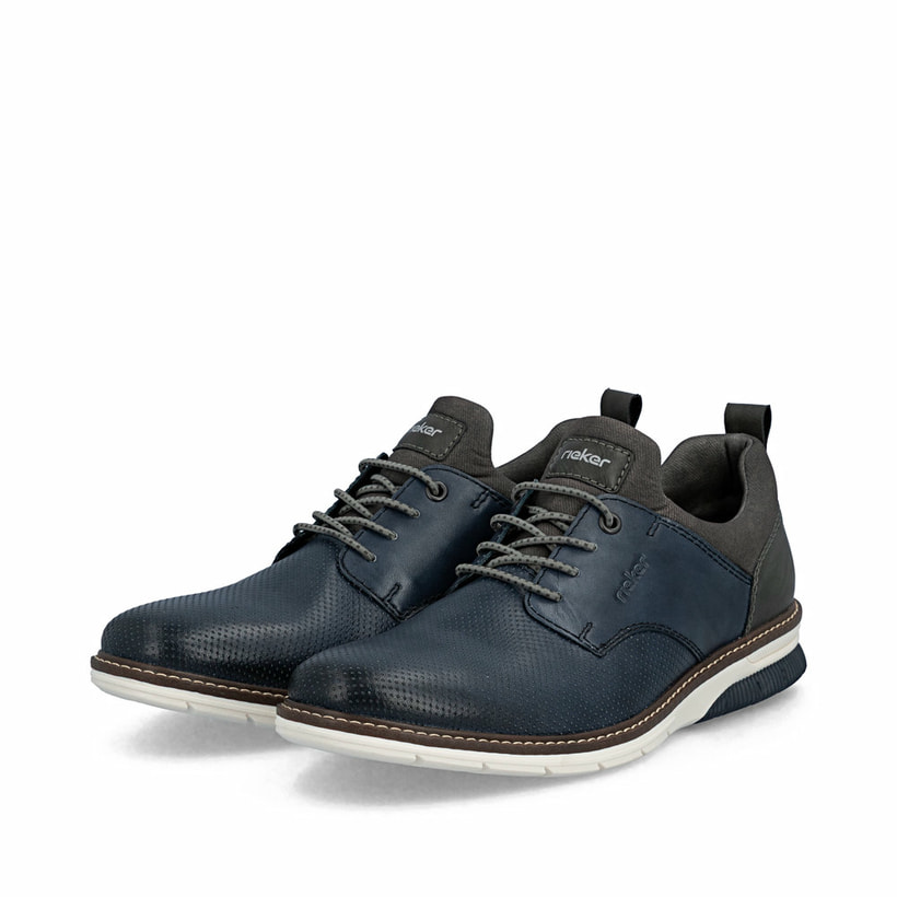Blaue Rieker Herren Slipper 14450-16 aus Glattleder mit einem Gummizug. Schuhpaar seitlich schräg.