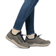 Zartrosane vegane Rieker Damen Loafer 58955-31 mit einem Elastikeinsatz. Schuh Außenseite gespiegelt.