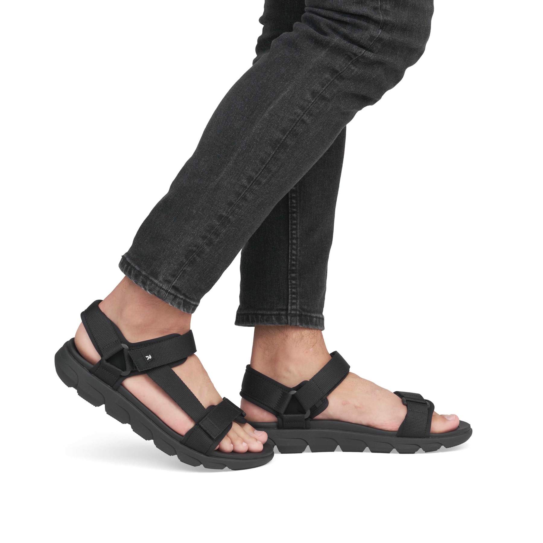 Schwarze waschbare Rieker Herren Trekkingsandalen 20850-00 mit Klettverschluss. Schuh am Fuß.