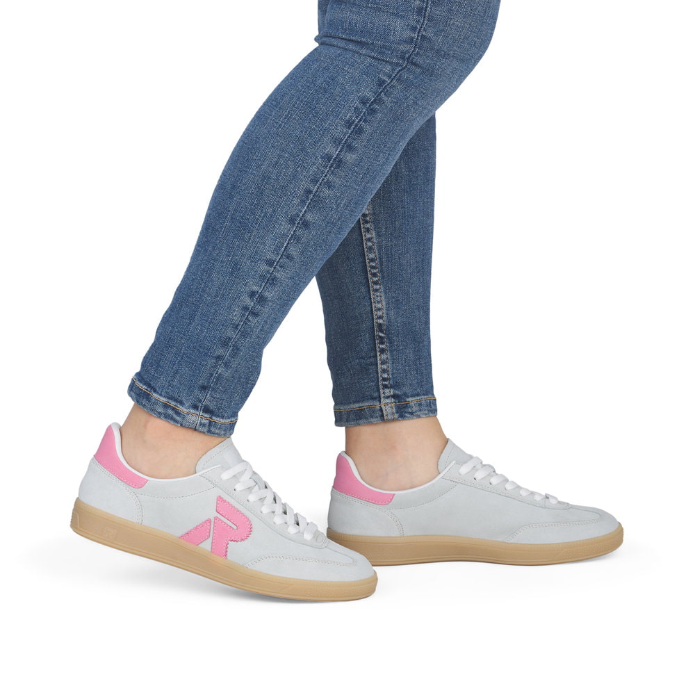 Baskets basses Rieker vertes pour femme W2200-53 avec lacets. Chaussure au pied.