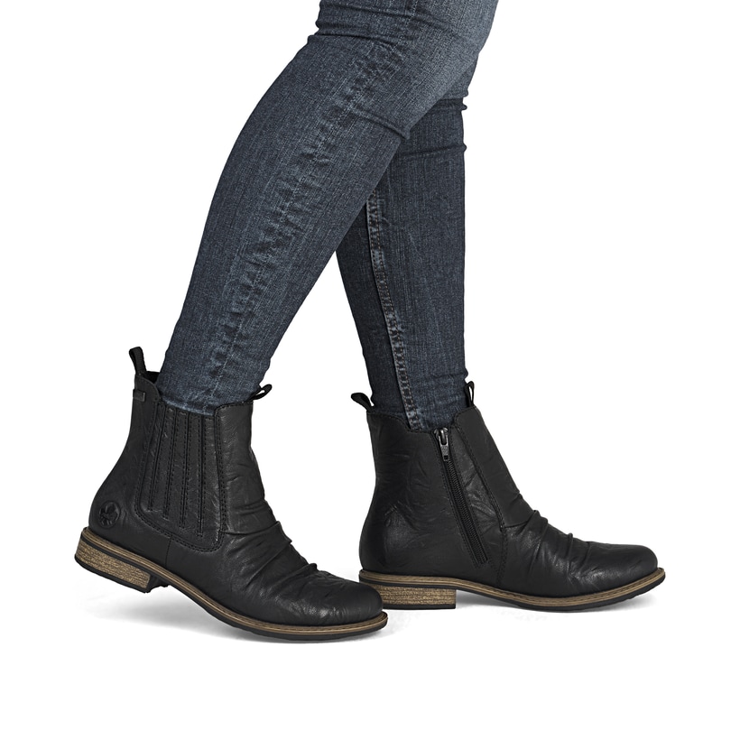 Chelsea Boots Rieker noires pour femme 74855-00 en cuir lisse. Chaussure au pied.