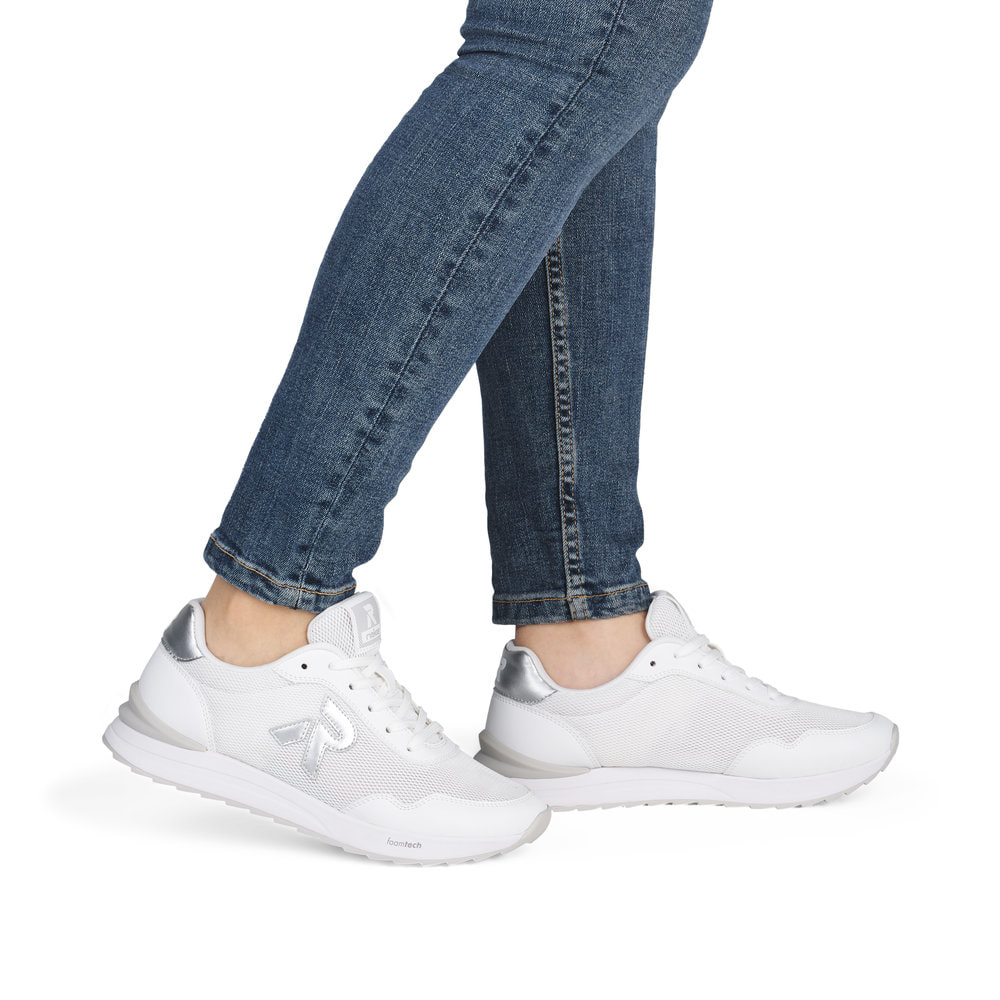 Weiße Rieker Damen Sneaker Low W2404-82 mit Schnürung sowie ultraleichter Sohle. Schuh am Fuß.