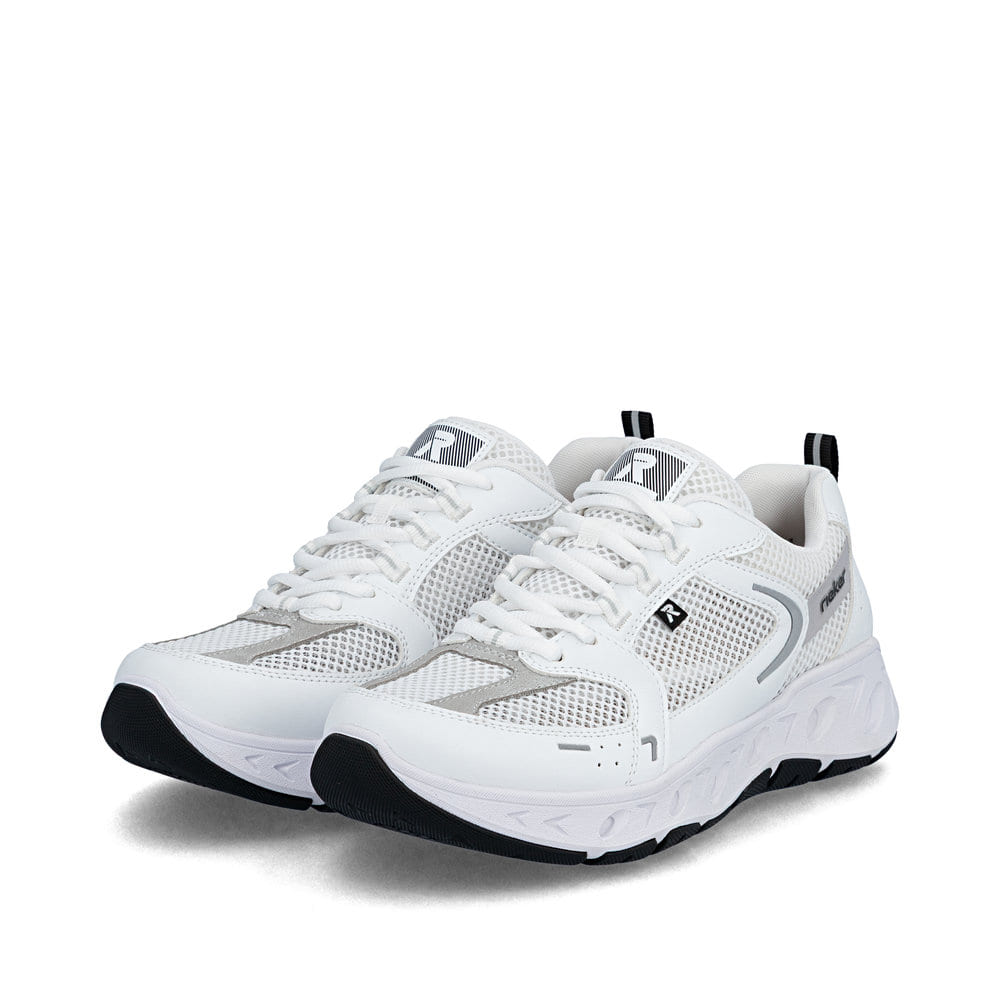 Weiße Rieker Damen Sneaker Low M6501-80 mit einer Schnürung sowie Komfortweite G. Schuhpaar seitlich schräg.