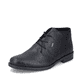 
Mitternachtsschwarze Rieker Herren Slipper 10330-00 mit einer robusten Profilsohle. Schuh seitlich schräg