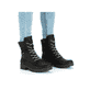 
Asphaltschwarze Rieker Damen Biker Boots 78520-00 mit Schnürung und Reißverschluss. Schuh am Fuß