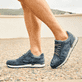 Blaue Rieker Herren Sneaker Low U0312-12 mit Schnürung sowie Komfortweite G 1/2. Schuh am Model.