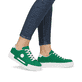 Grüne Rieker Damen Sneaker Low N49W1-52 mit einer Schnürung. Schuh am Fuß.