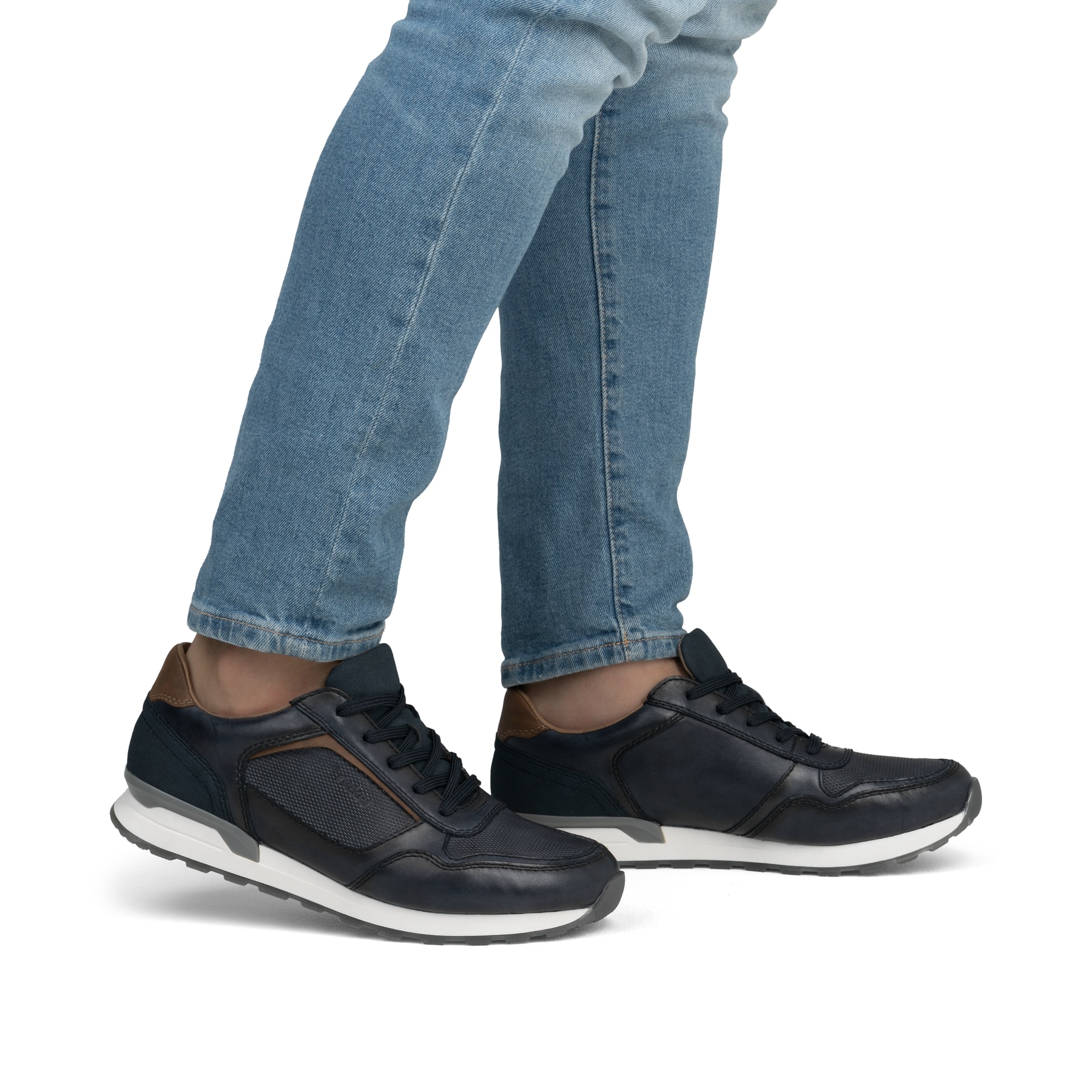 Blaue Rieker Herren Sneaker Low U0311-14 mit Schnürung sowie Komfortweite G 1/2. Schuh am Fuß.