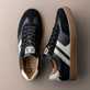 Weiße Rieker Herren Sneaker Low U0705-80 mit TR-Sohle mit weichem EVA-Inlet. Schuh Außenseite gespiegelt.