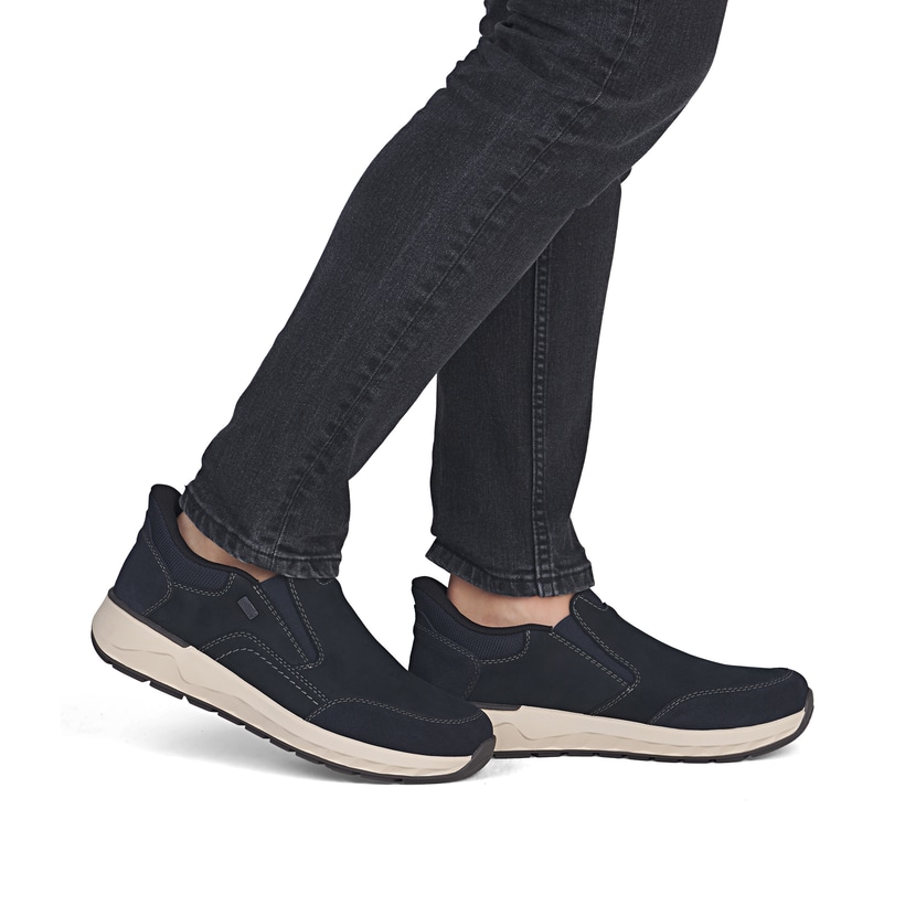 Mocassins Rieker bleus pour homme 11551-14 en cuir suédé. Chaussure au pied.
