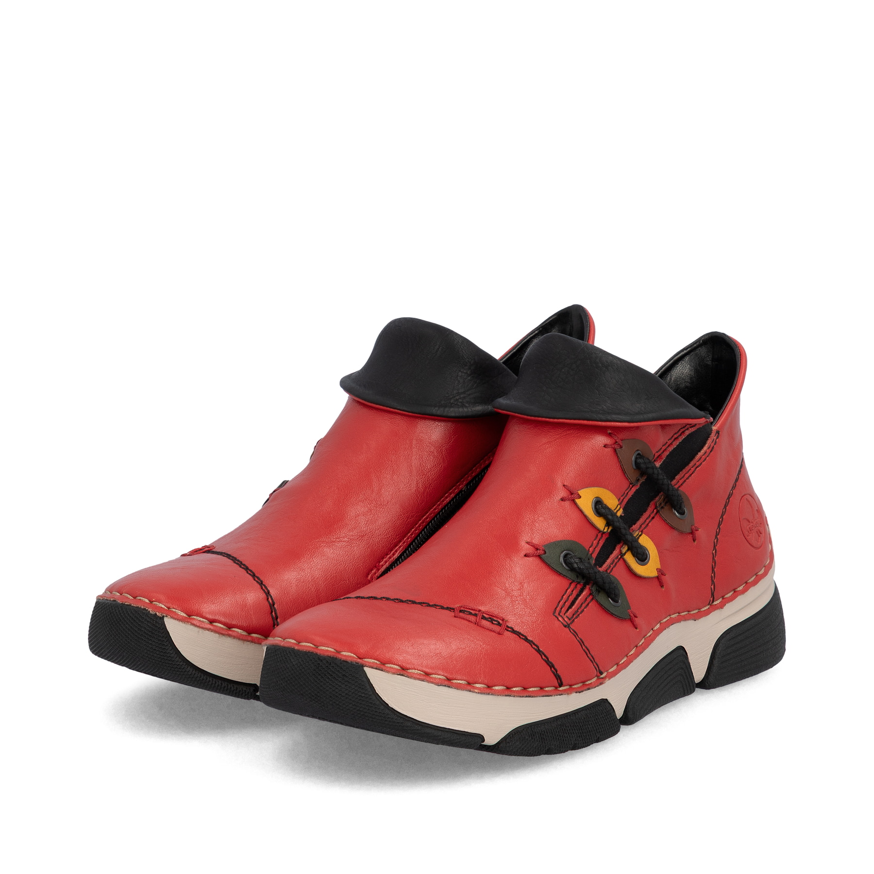 Rot-schwarze Rieker Damen Kurzstiefel 45983-33 mit einem Reißverschluss. Schuhpaar seitlich schräg.