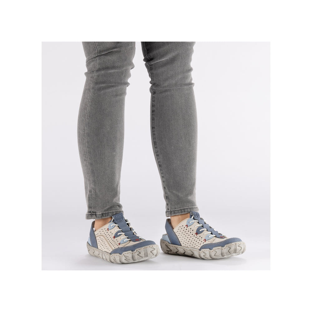 Mocassins Rieker beiges pour femme L0375-91 en cuir lisse. Chaussure au pied.